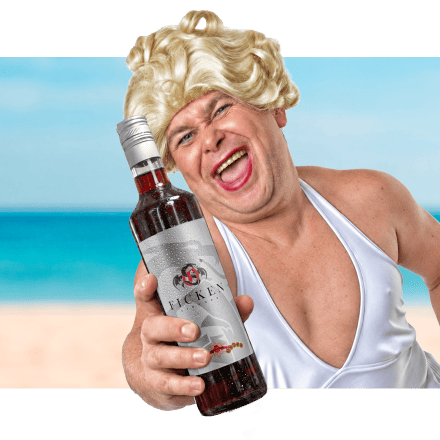 Rosi präsentiert eine Flasche FICKEN 0,7l
