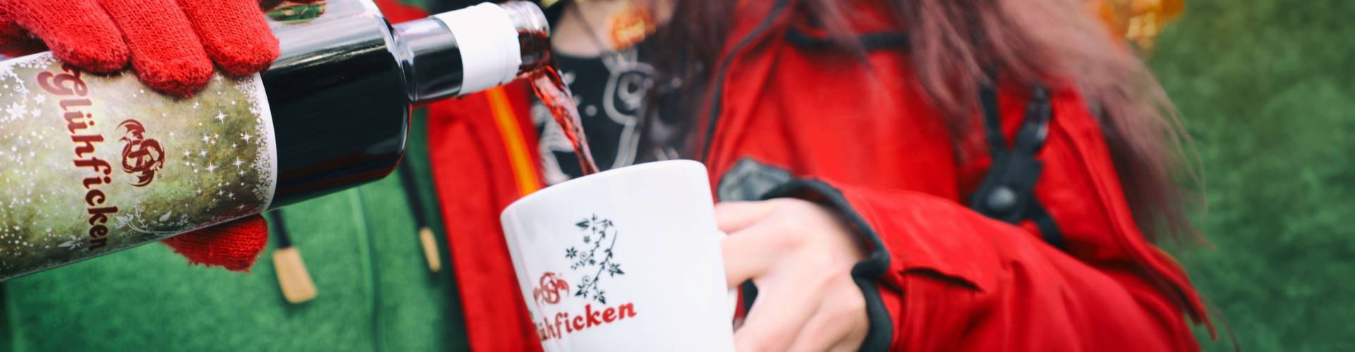 Glühficken einschenken aus der Flasche