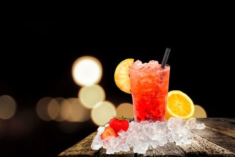 FICKEN Cocktail mit Eis und Südfrucht