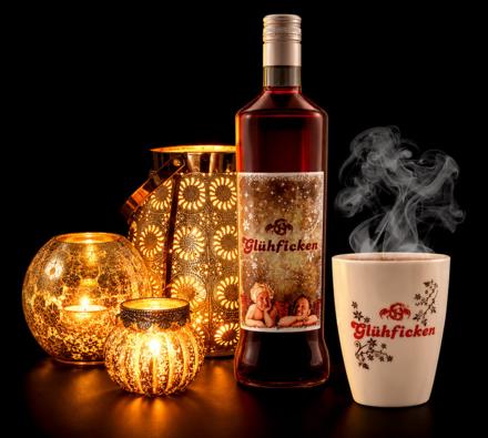 Glühficken Flasche und Tasse mit warmer Beleuchtung